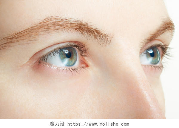 白色背景女人的蓝眼睛眼部整形